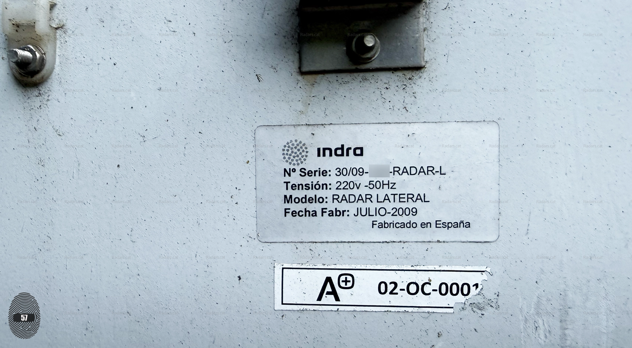 Etiqueta identificativa del radar lateral cirano500 amb el número de sèrie, tensió , data , model i data de fabricació