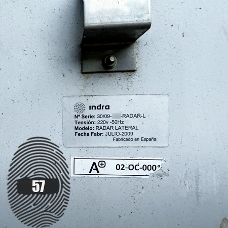 Etiqueta identificativa del radar lateral cirano500 amb el número de sèrie, tensió , data , model i data de fabricació