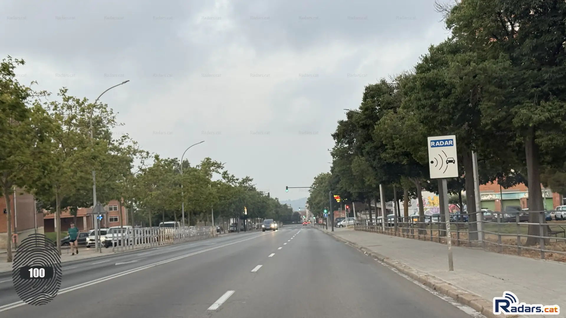 Foto de la senyal d’avís de radar situada a la Carretera de Matadepera de Terrassa, en sentit Terrassa.