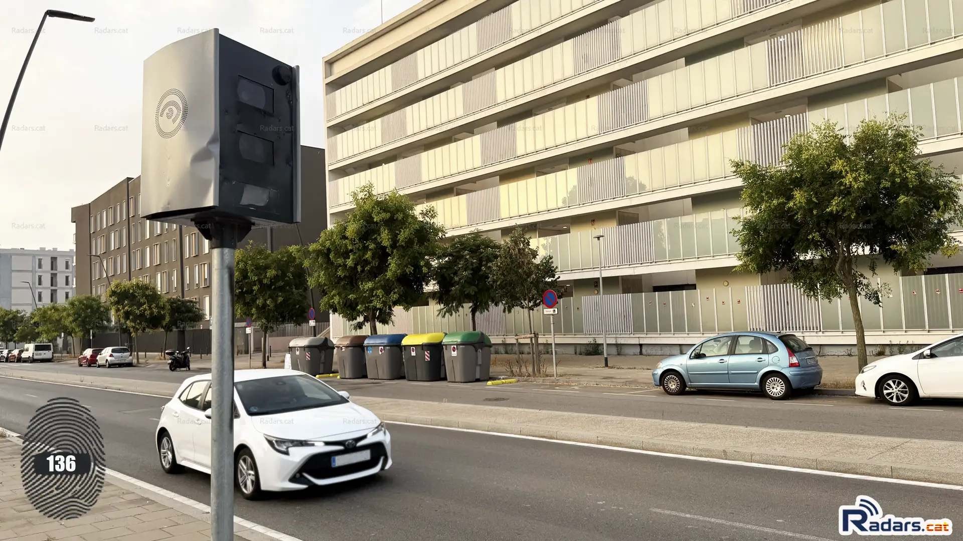 Foto lateral del radar de velocitat Multaradar C situat a la carretera de Rellinars a Terrassa