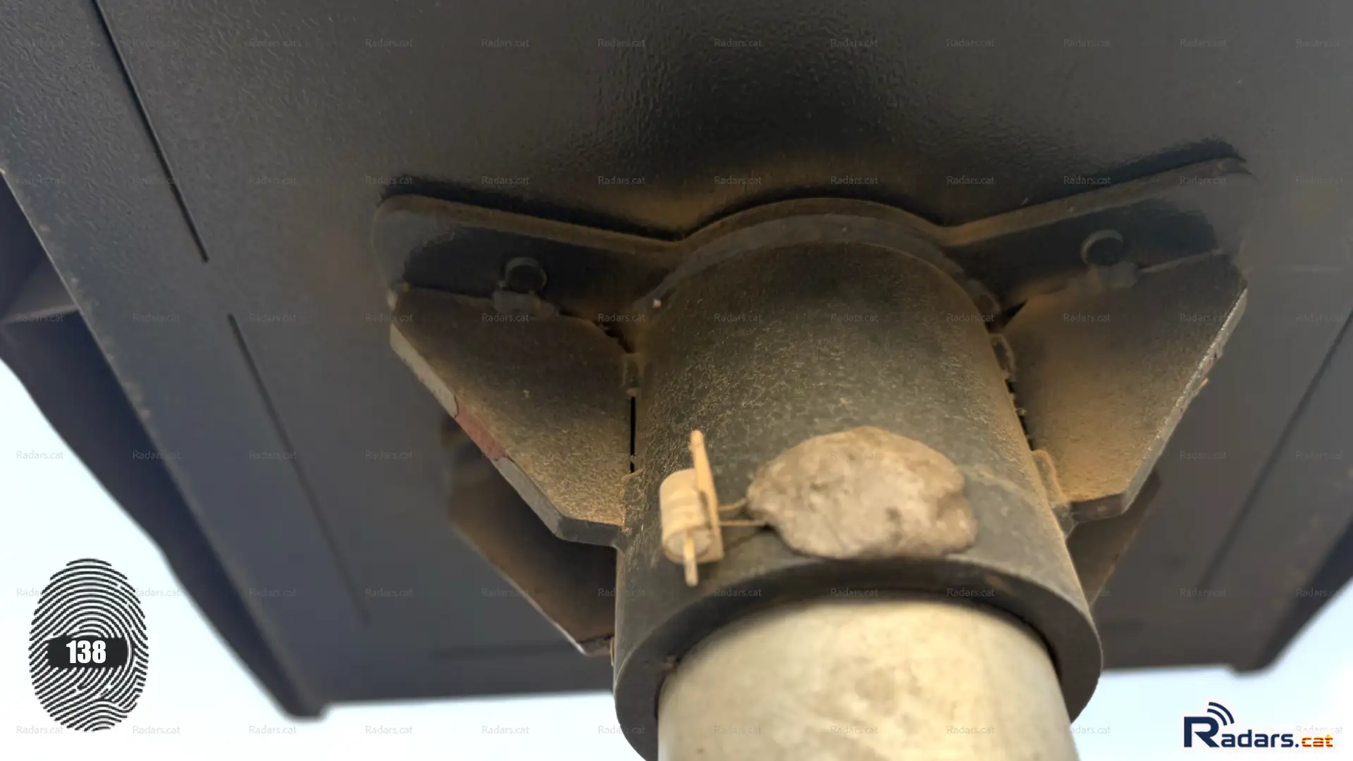 fotografia detall del lacrat amb identificador sobre un dels cargols presoners que fixa la posició de la cabina sobre el pal