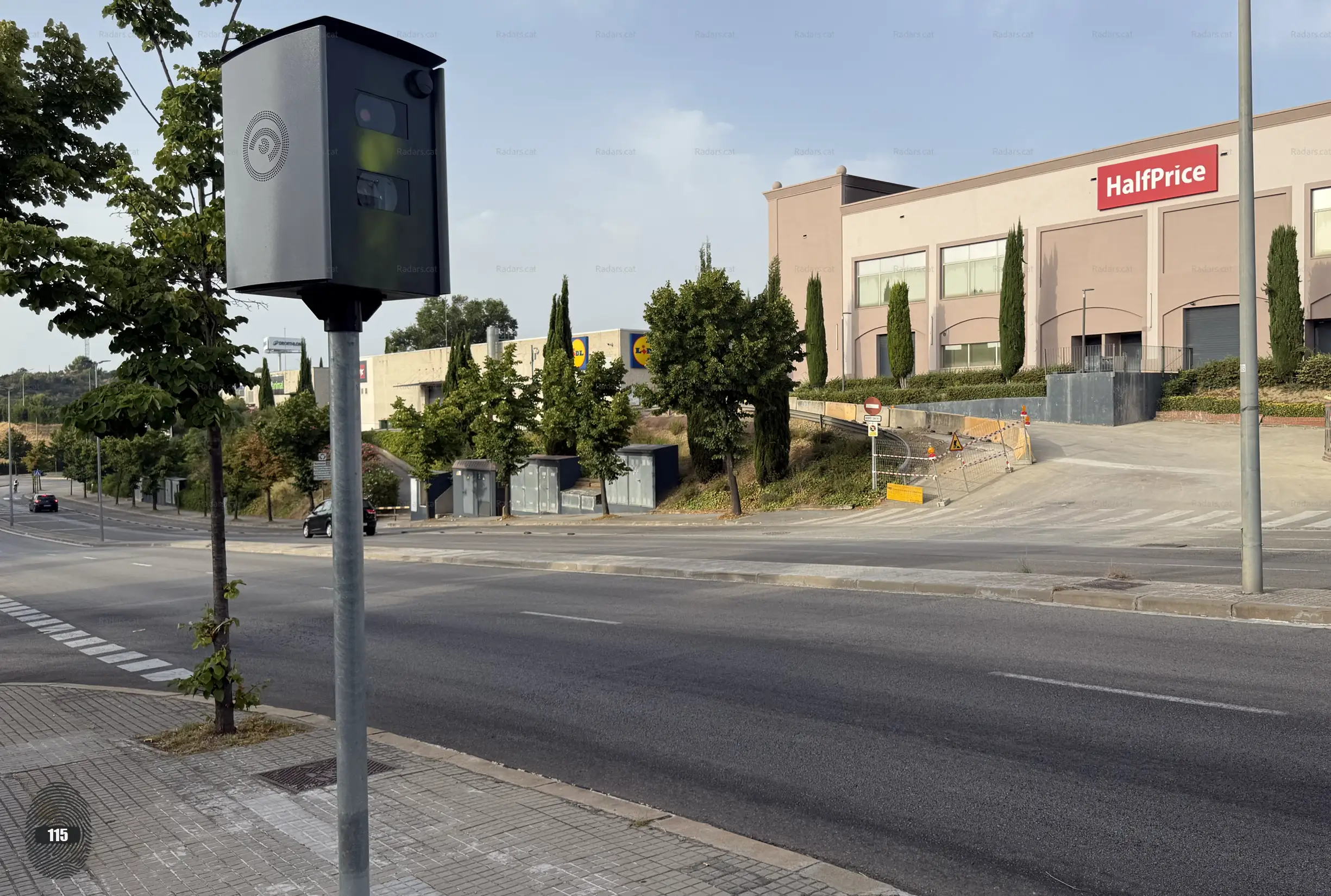 Fotografia Radar Velocitat Multaradar C Terrassa Carrer de Colom 453 - Primer pla lateral esquerre