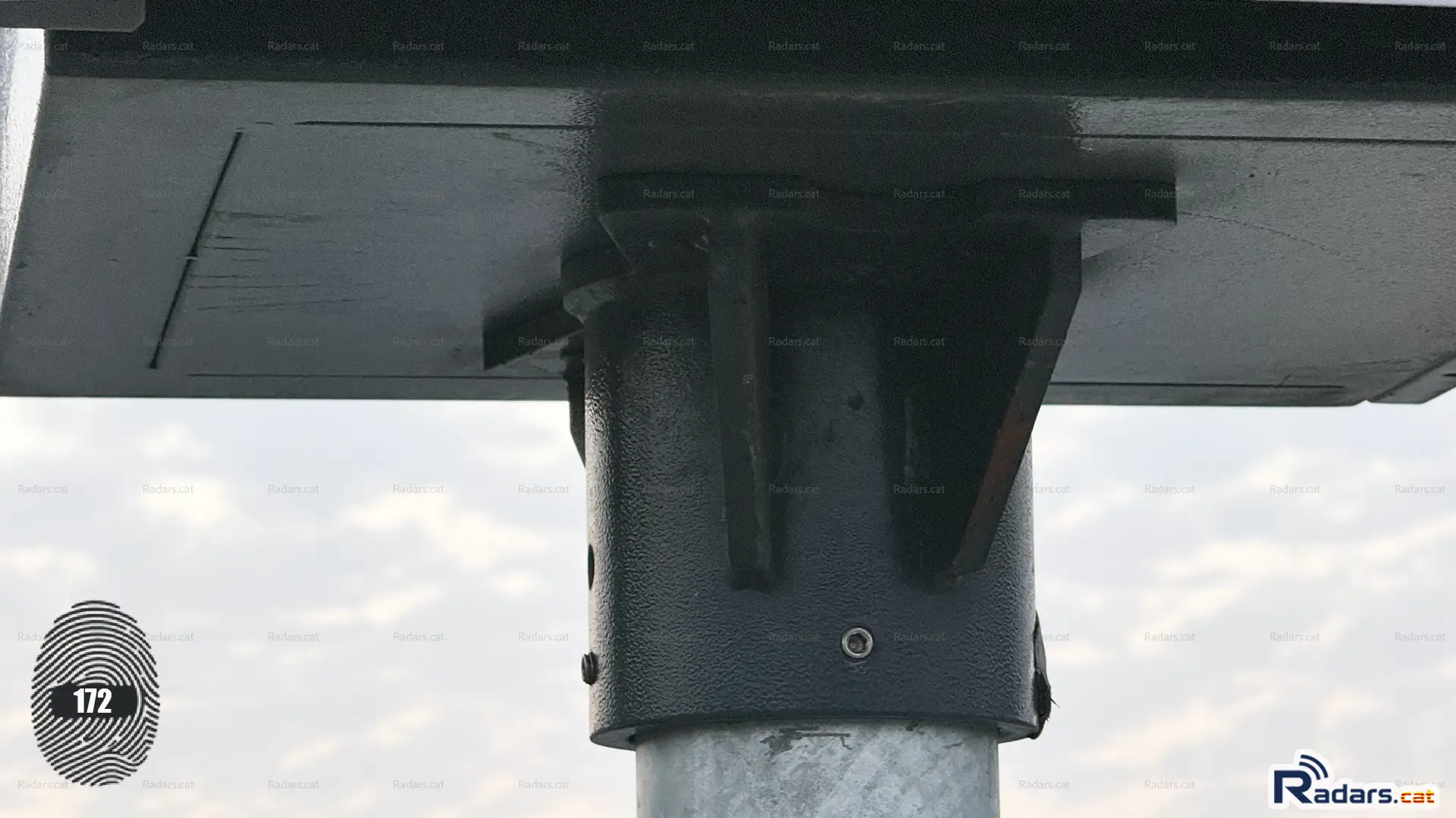 Detall unió entre pal i la cabina mirant de costat - Detall Angle