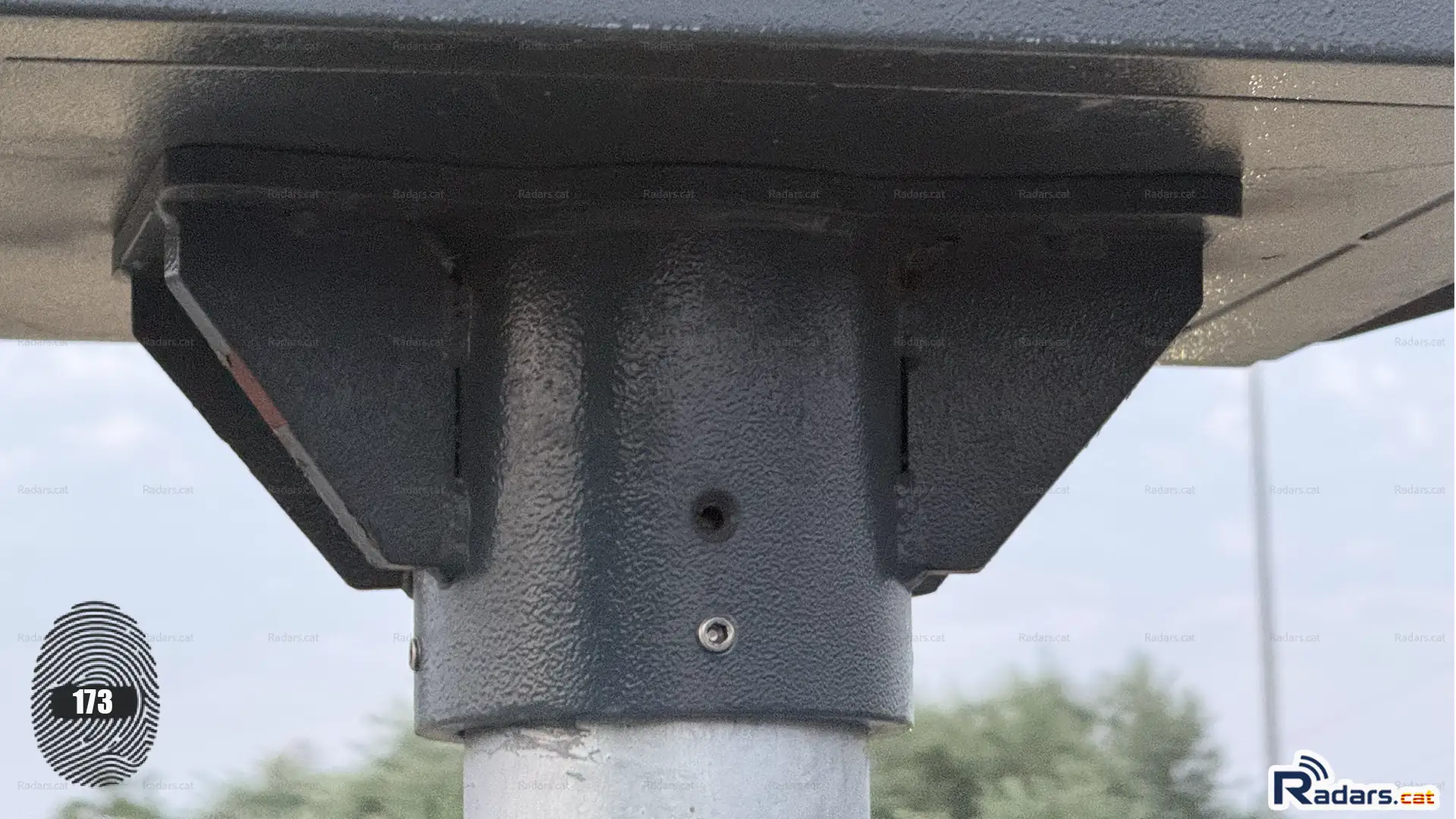Detall unió entre pal i la cabina mirant de costat - Detall Angle