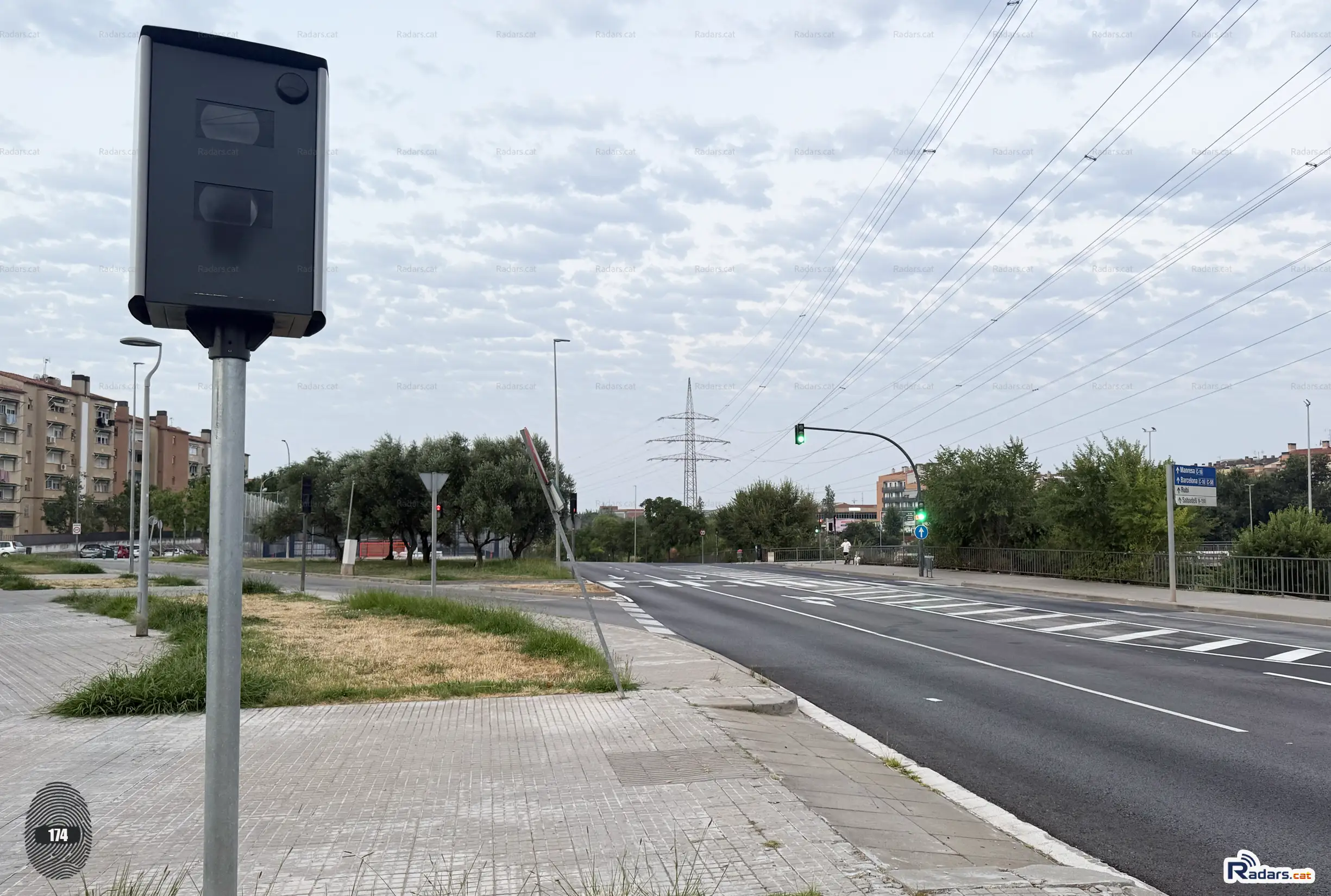 Fotografia Radar Velocitat Multaradar C Terrassa Avinguda del Vallés - Primer pla frontal amb la via