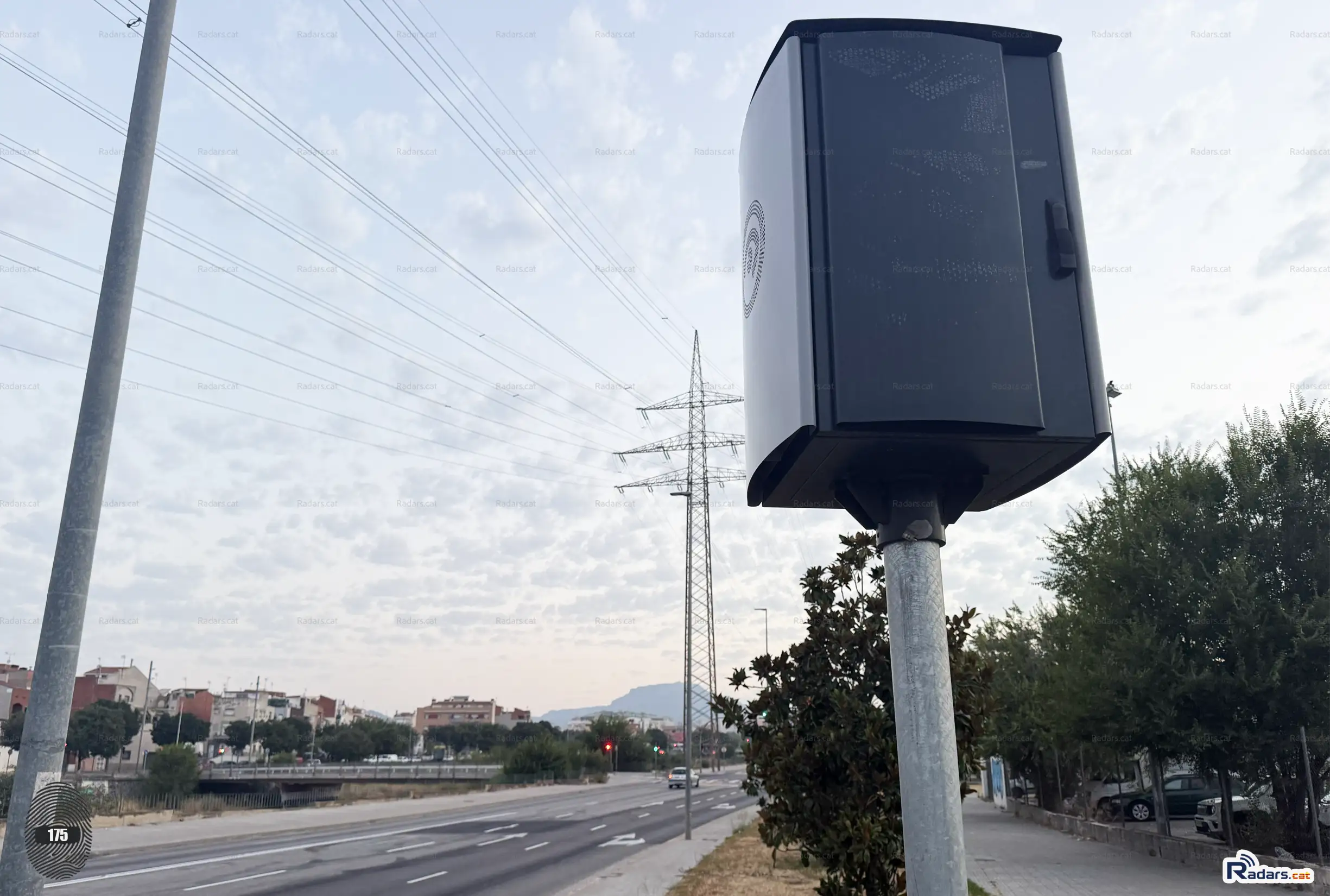 Fotografia Radar Velocitat Multaradar C Terrassa Avinguda del Vallés - Primer pla posterior amb la via