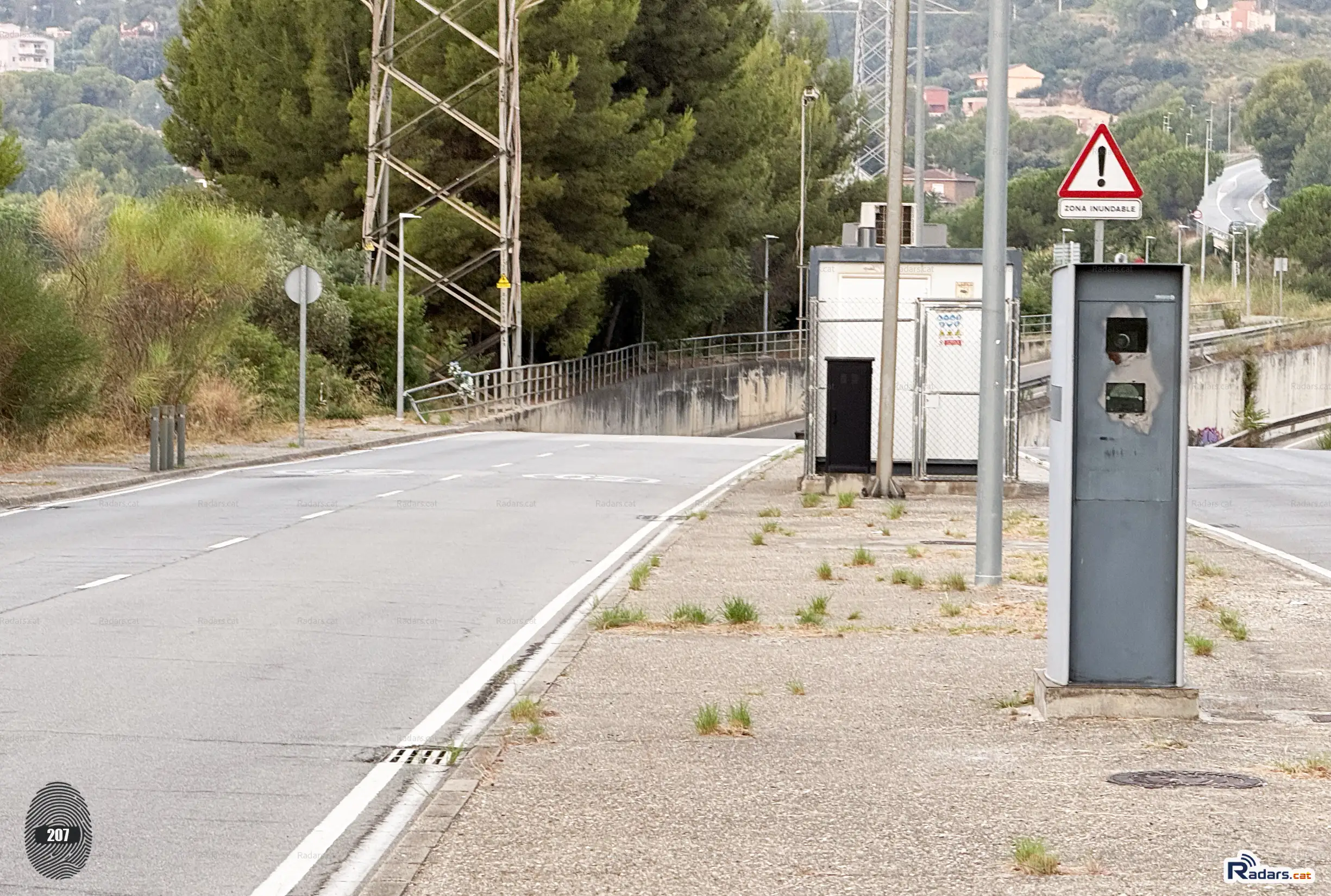 Fotografia Radar Velocitat Multaradar C Terrassa Avinguda del Vallés 13 - Primer pla frontal amb la via