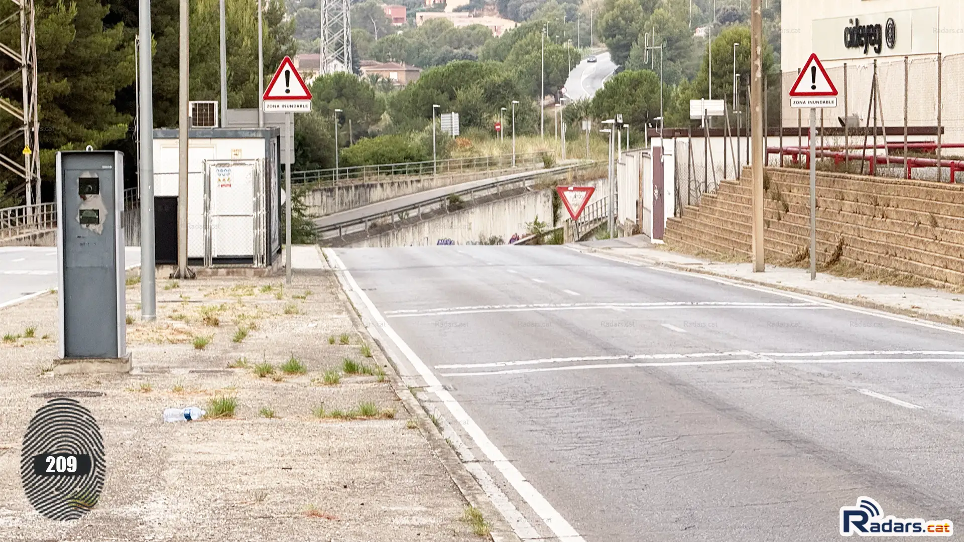 Fotografia Radar Velocitat Multaradar C Terrassa Avinguda del Vallés 13 - Primer pla frontal amb la via contrària