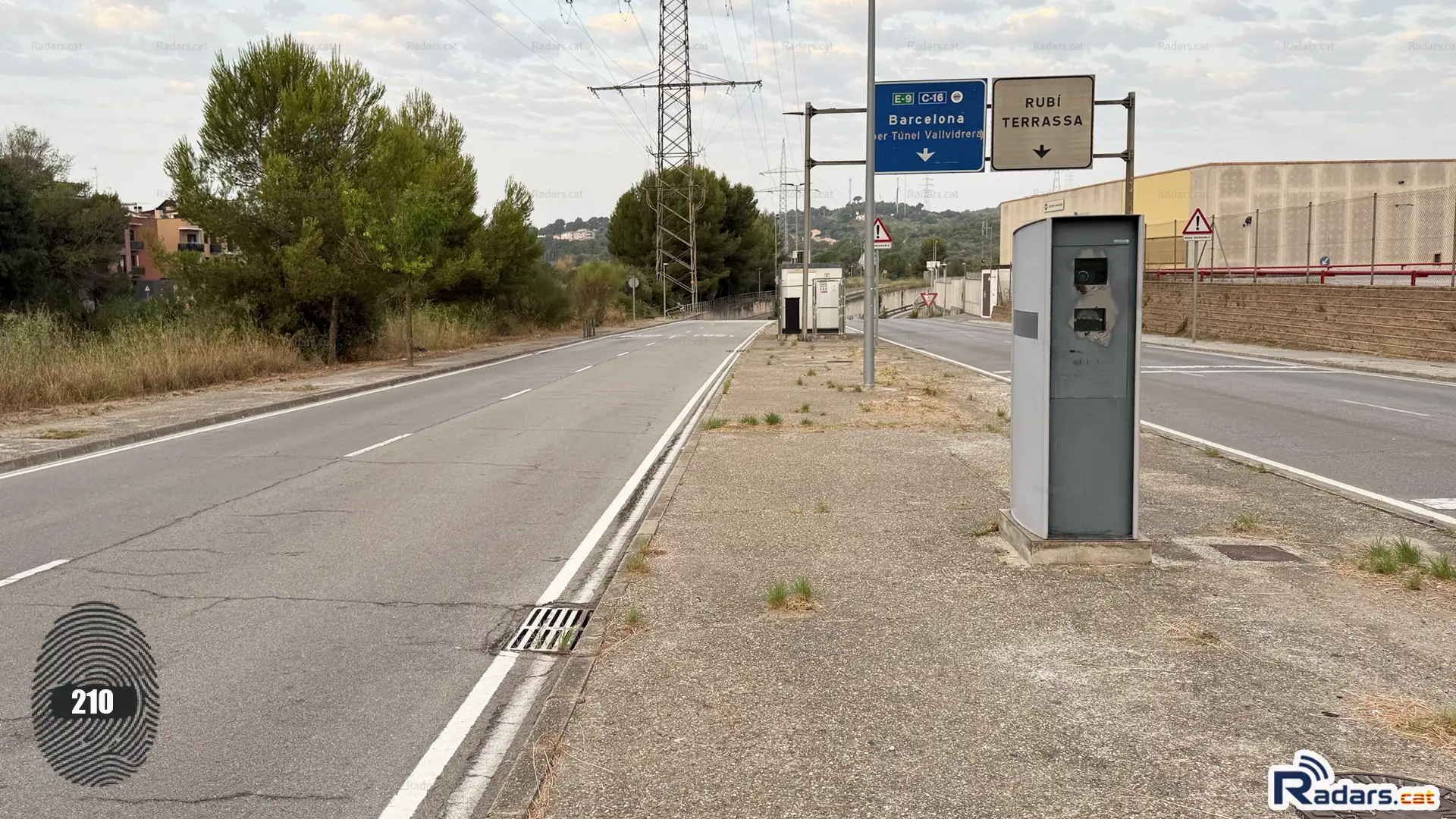 Fotografia Radar Velocitat Multaradar C Terrassa Avinguda del Vallés 13 - Primer pla frontal amb la via2