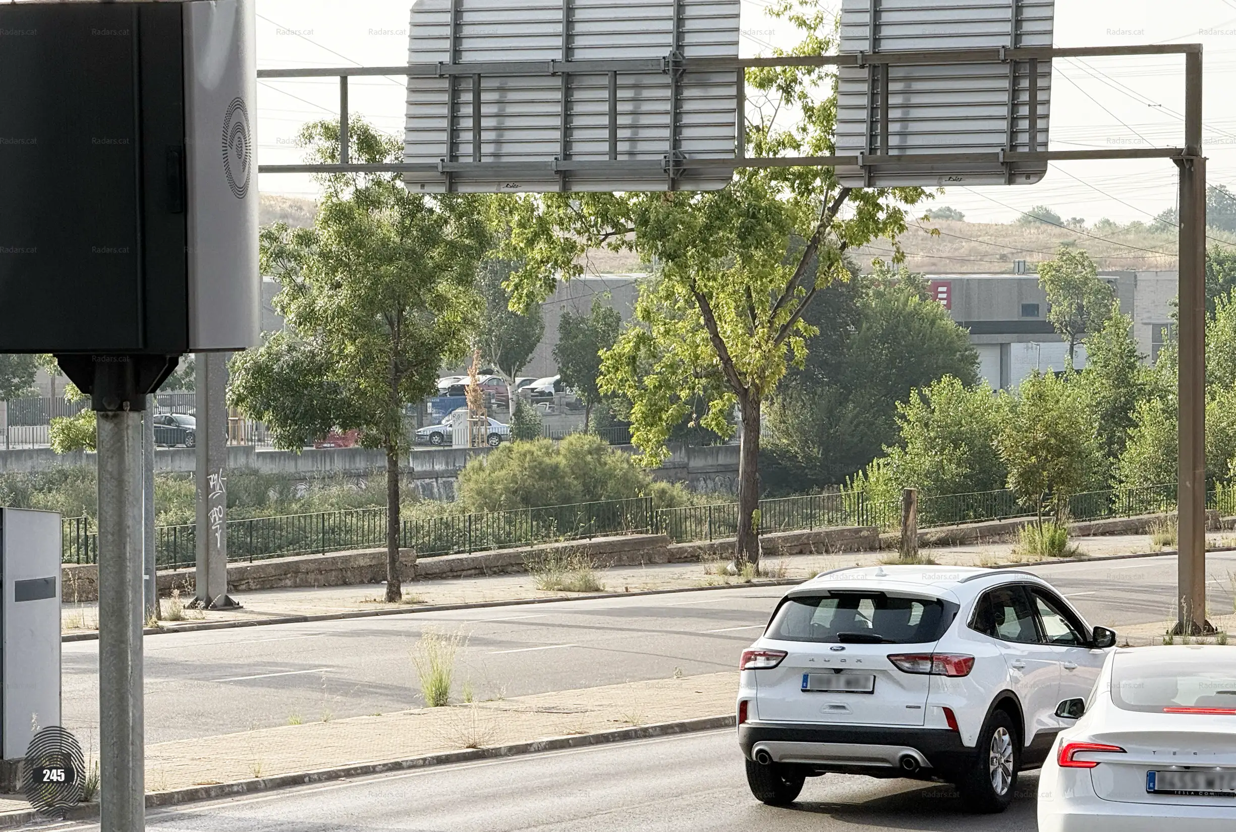 Fotografia Radar Velocitat Multaradar C Terrassa Avinguda del Vallès 181 - Primer pla lateral esquerre amb la via