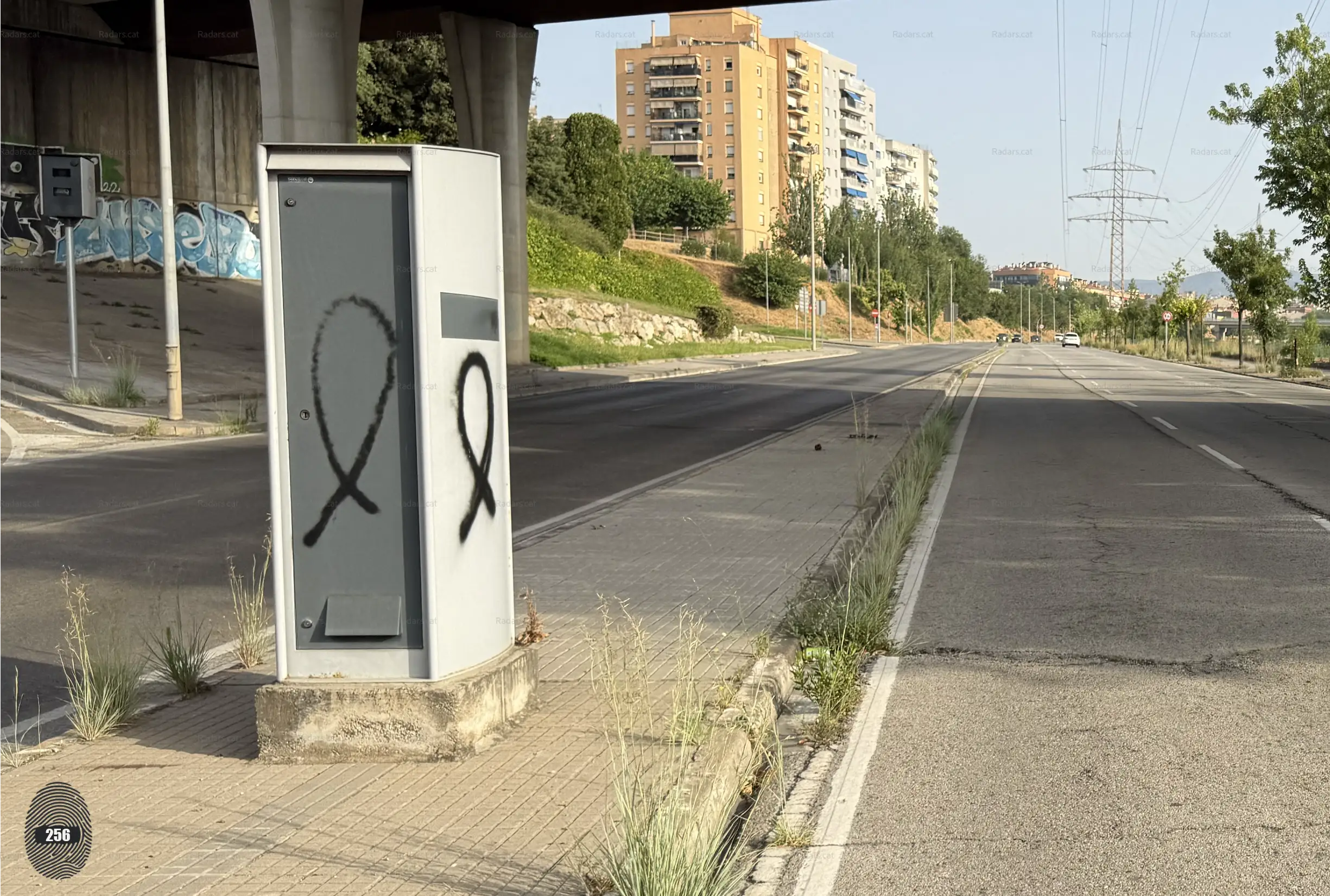 Fotografia Radar Velocitat Multaradar C Terrassa Avinguda del Vallès 181-bis (V2)- Primer pla posterior amb la via