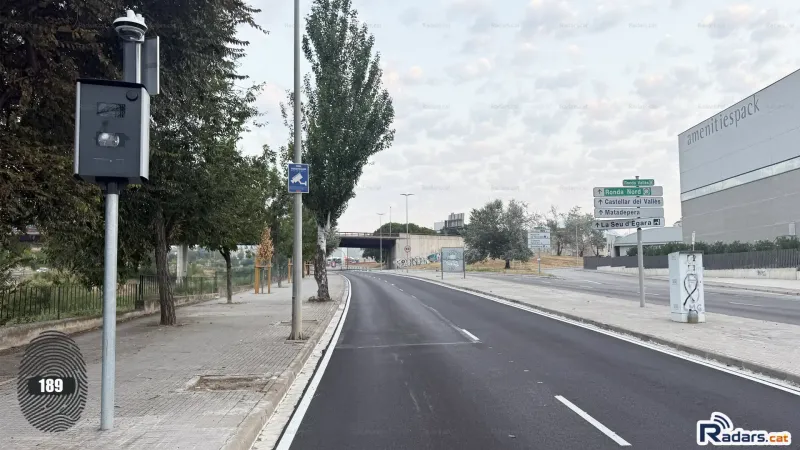 Fotografia Radar Velocitat Multaradar C Terrassa Avinguda del Vallés 348 - Primer pla frontal amb la via