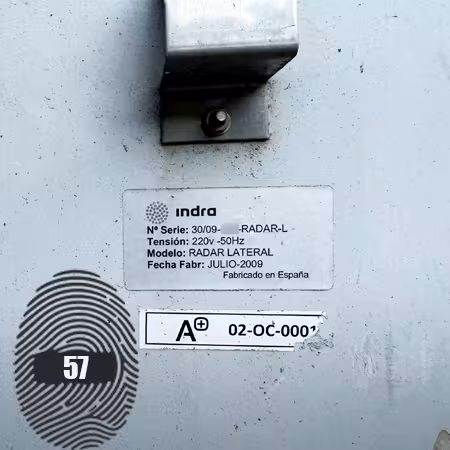 Etiqueta identificativa del radar lateral cirano500 amb el número de sèrie, tensió , data , model i data de fabricació